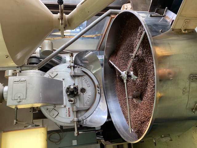 ヨシモトコーヒーの焙煎機と焙煎したコーヒー豆