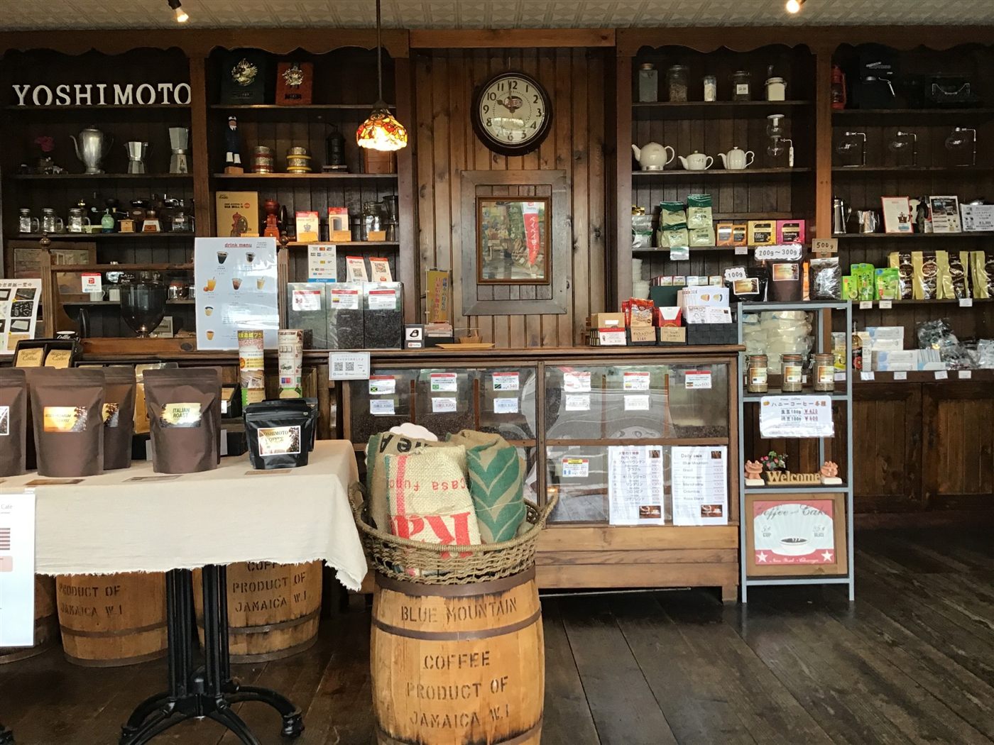 コーヒー豆や器具が並ぶヨシモトコーヒーの店内